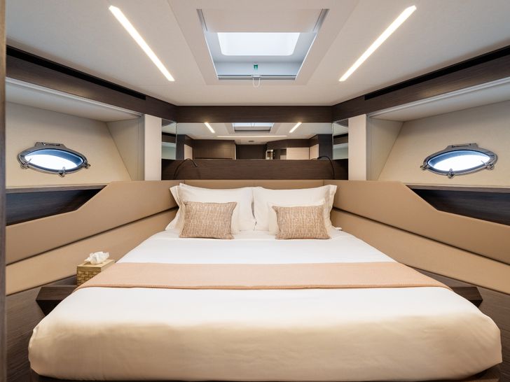 CHERRY Pershing 8X - VIP cabin CHERRY Pershing 8X - VIP cabin