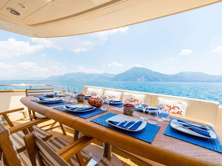 RIVIERA Alalunga 78 - aft deck alfresco dining area RIVIERA Alalunga 78 - aft deck alfresco dining area