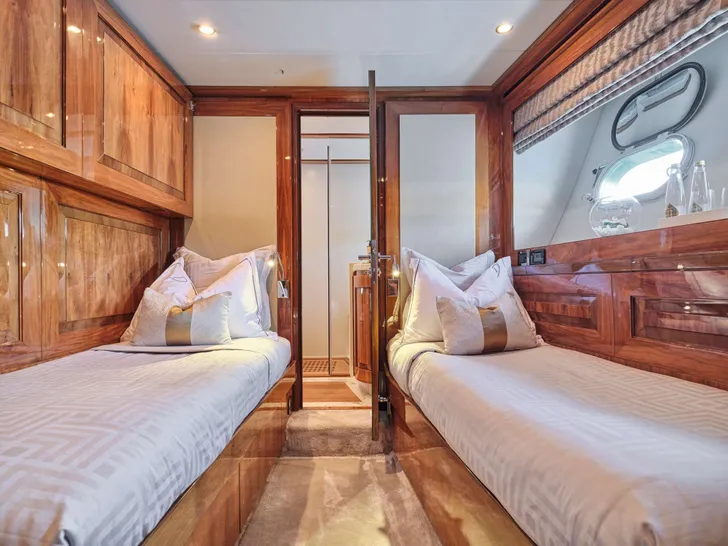 DRAGON Guy Couach 37m - twin cabin DRAGON Guy Couach 37m - twin cabin