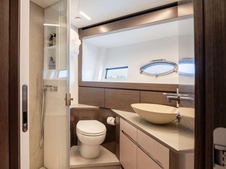 CHERRY Pershing 8X - VIP cabin bathroom CHERRY Pershing 8X - VIP cabin bathroom