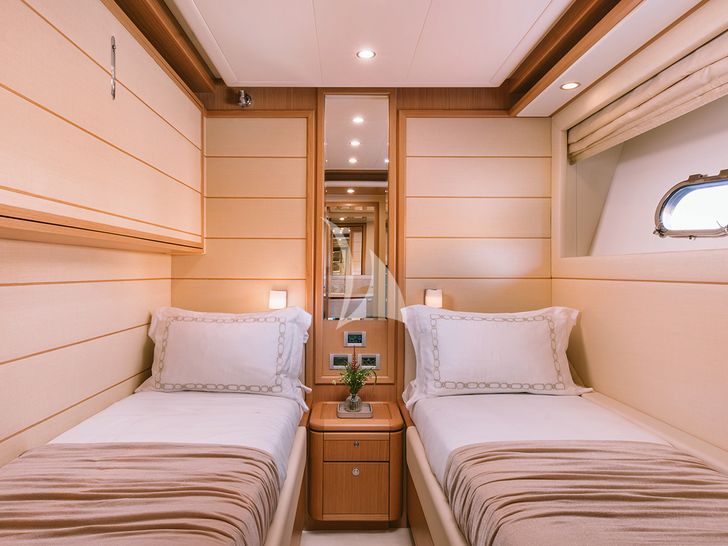 MELI Ferretti 881 - twin cabin MELI Ferretti 881 - twin cabin