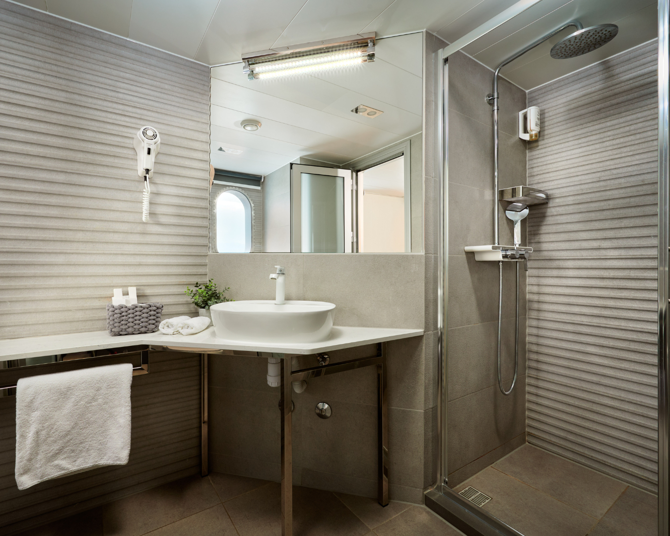 OHANA Custom 49m - twin cabin bathroom