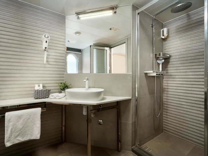 OHANA Custom 49m - twin cabin bathroom OHANA Custom 49m - twin cabin bathroom