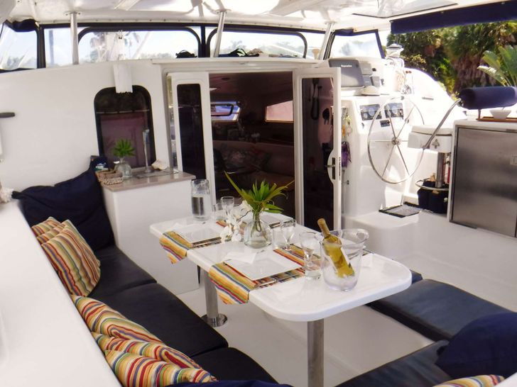 Dreaming On - Cockpit with water,ice maker&guest fridge for drinks Dreaming On - Cockpit with water,ice maker&guest fridge for drinks