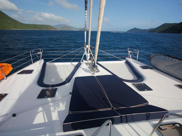 Spacious foredeck