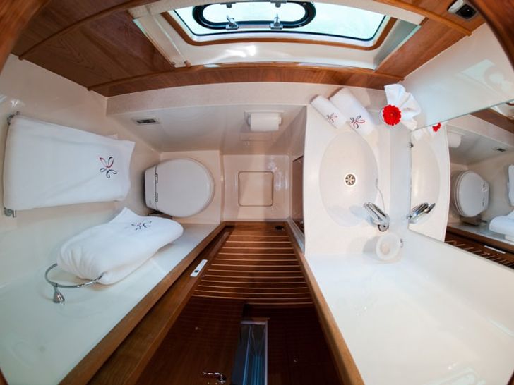 Sink,head area. The showers are seperate