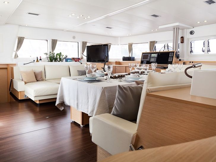 NOVA Lagoon 620 - saloon dining area NOVA Lagoon 620 - saloon dining area