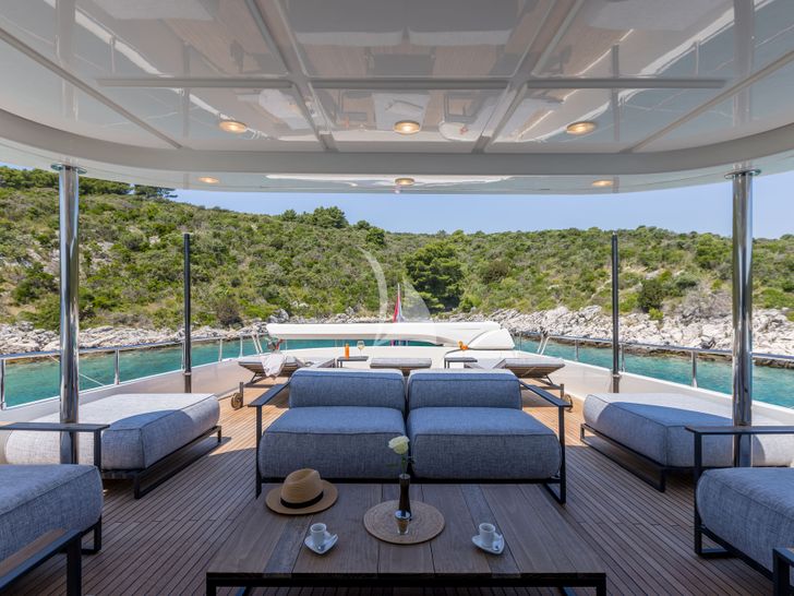 KLOBUK Ferretti Custom Line Navetta 30 - flybridge lounge KLOBUK Ferretti Custom Line Navetta 30 - flybridge lounge
