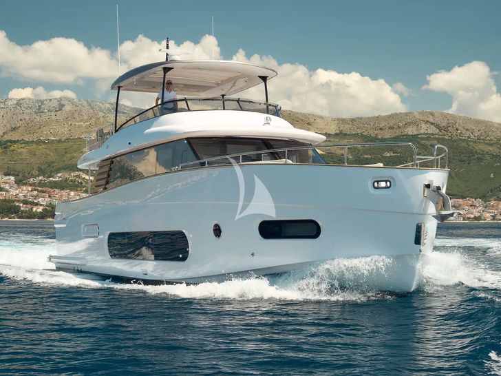 AMPARITO V - Azimut Magellano 66 - bow view cruising AMPARITO V - Azimut Magellano 66 - bow view cruising