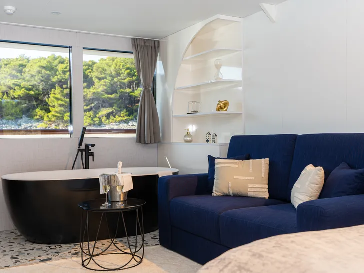 ALFA MARIO Custom 52m - master cabin seating and tub ALFA MARIO Custom 52m - master cabin seating and tub