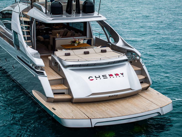 CHERRY Pershing 8X - stern and swimming platform CHERRY Pershing 8X - stern and swimming platform