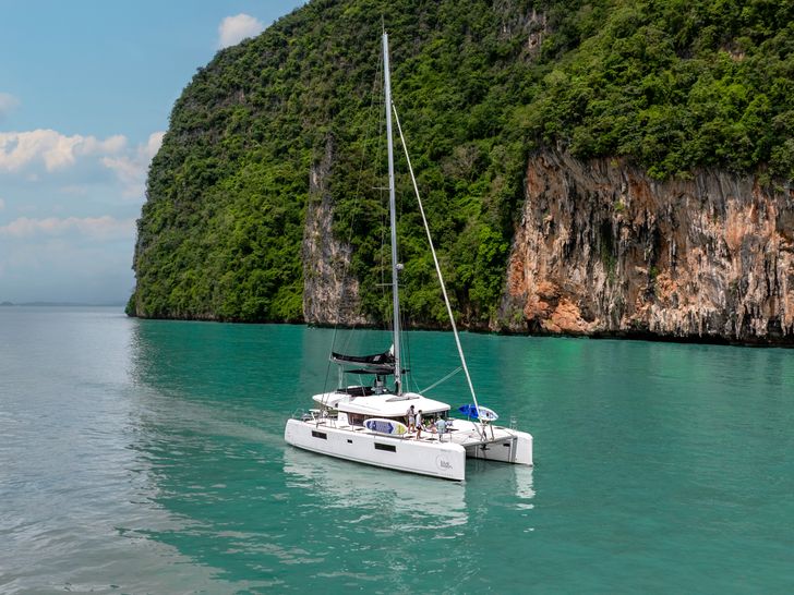BLUE MOON Lagoon 52F - anchored near an island BLUE MOON Lagoon 52F - anchored near an island