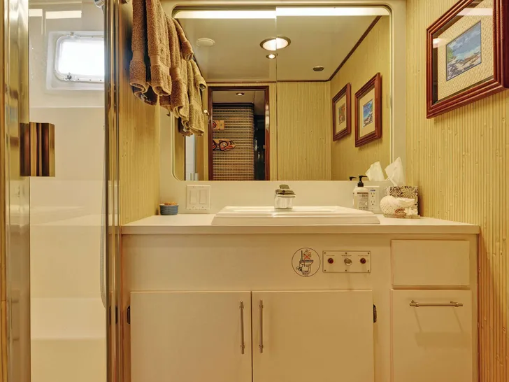 NORTHERN LIGHT Hatteras 74 - twin cabin bathroom NORTHERN LIGHT Hatteras 74 - twin cabin bathroom