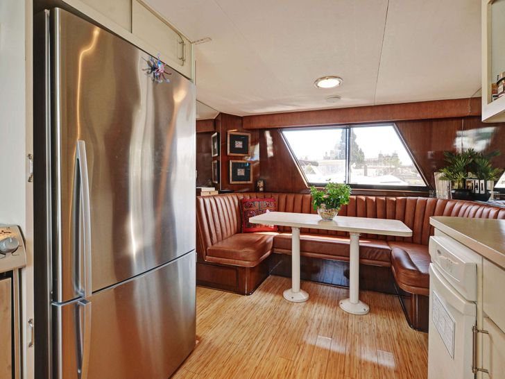 Galley NORTHERN LIGHT Hatteras 74 - galley dining area Galley NORTHERN LIGHT Hatteras 74 - galley dining area