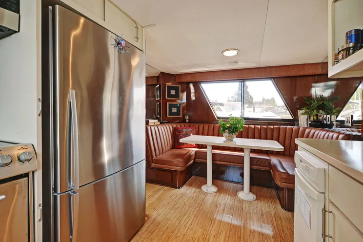 Charter Yacht NORTHERN LIGHT - Hatteras 74 - 3 Cabins - Seattle - San Juan Islands - Washington DC - Pacific Northwest USA