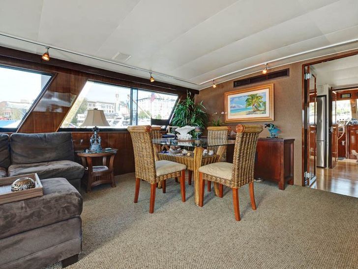 Galley NORTHERN LIGHT Hatteras 74 - main dining area Galley NORTHERN LIGHT Hatteras 74 - main dining area