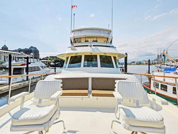 Galley NORTHERN LIGHT Hatteras 74 - bow seating area Galley NORTHERN LIGHT Hatteras 74 - bow seating area