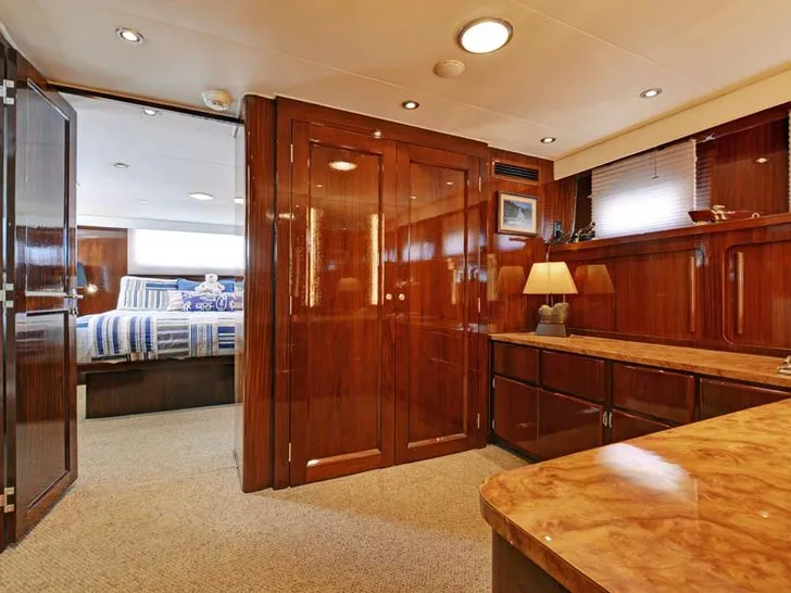 Galley NORTHERN LIGHT Hatteras 74 - master cabin entrance Galley NORTHERN LIGHT Hatteras 74 - master cabin entrance