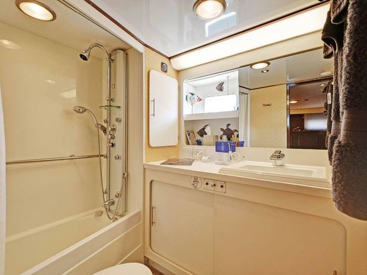Galley NORTHERN LIGHT Hatteras 74 - master cabin bathroom Galley NORTHERN LIGHT Hatteras 74 - master cabin bathroom