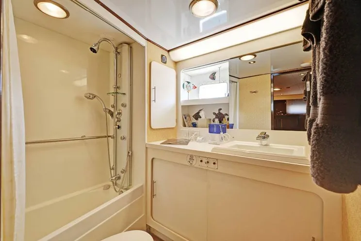 Charter Yacht NORTHERN LIGHT - Hatteras 74 - 3 Cabins - Seattle - San Juan Islands - Washington DC - Pacific Northwest USA