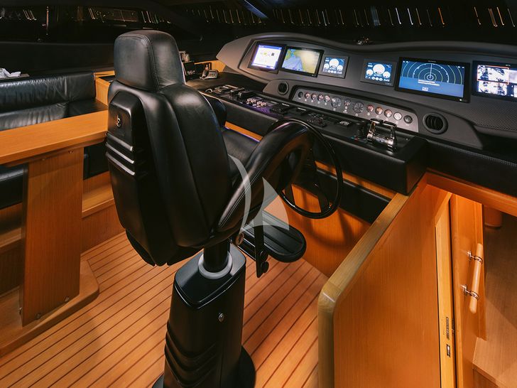 MELI Ferretti 881 - cockpit MELI Ferretti 881 - cockpit