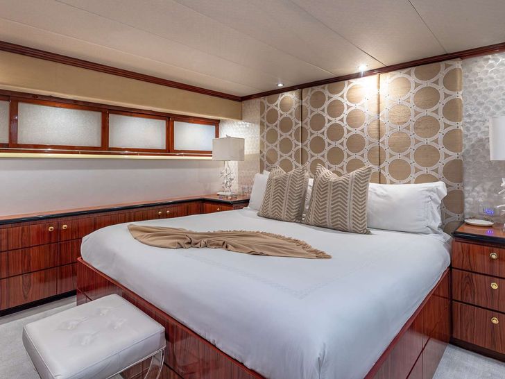 Full Beam VIP with King Bed Full Beam VIP with King Bed