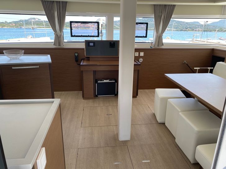 NAKA Lagoon 52F - navigation pane NAKA Lagoon 52F - navigation pane