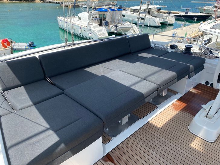 NAKA Lagoon 52F - flybridge seating NAKA Lagoon 52F - flybridge seating