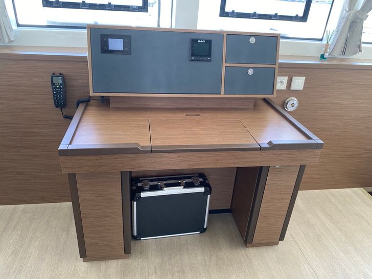 NAKA Lagoon 52F - navigation equipment NAKA Lagoon 52F - navigation equipment