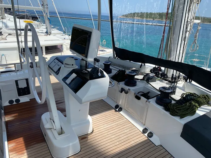 NAKA Lagoon 52F - helm NAKA Lagoon 52F - helm