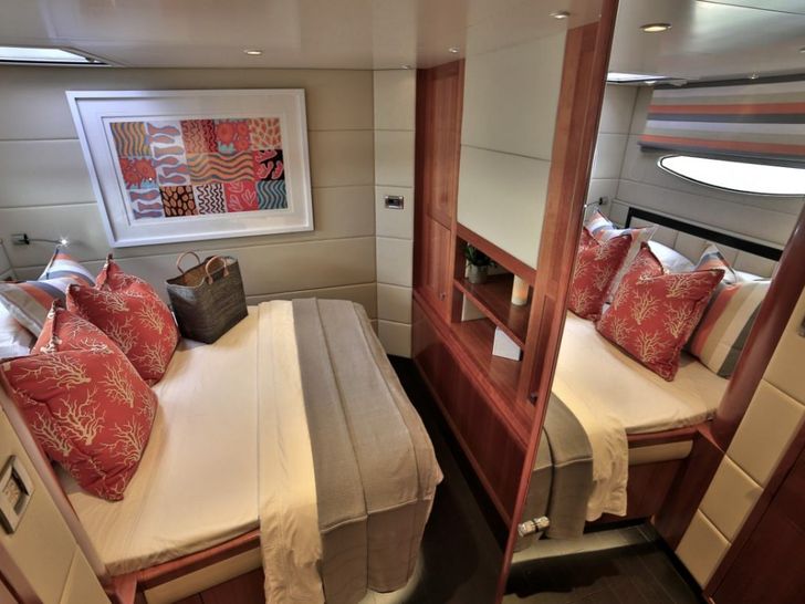 WORLDS END - queen bed guest cabin WORLDS END - queen bed guest cabin