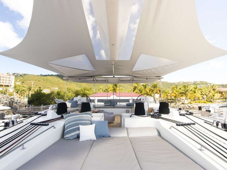 FOXY LADY Lagoon 620 - flybridge bronzing area FOXY LADY Lagoon 620 - flybridge bronzing area