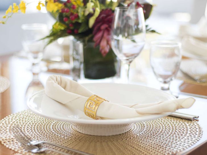 FOXY LADY Lagoon 620 - indoor dining set up FOXY LADY Lagoon 620 - indoor dining set up