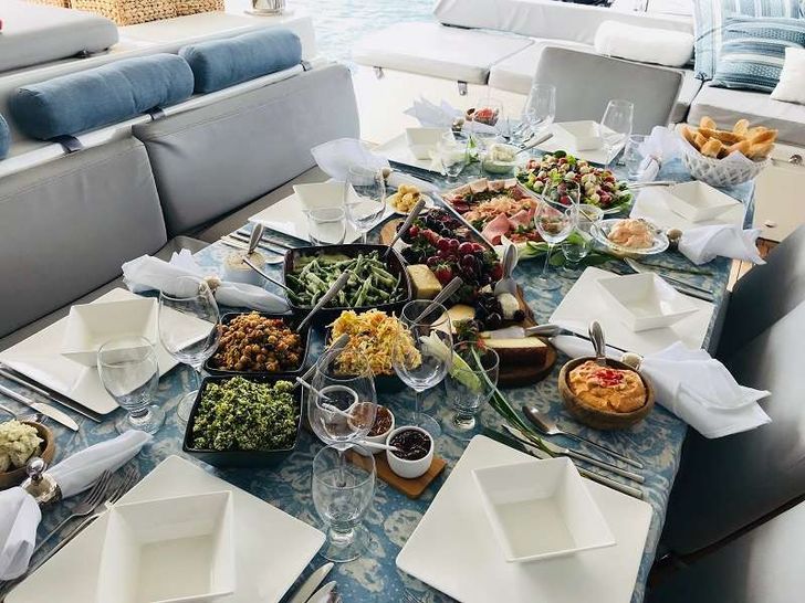 FOXY LADY Lagoon 620 - aft deck dining set up FOXY LADY Lagoon 620 - aft deck dining set up