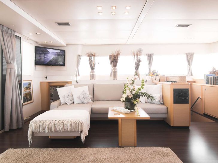 FOXY LADY Lagoon 620 - saloon seating FOXY LADY Lagoon 620 - saloon seating