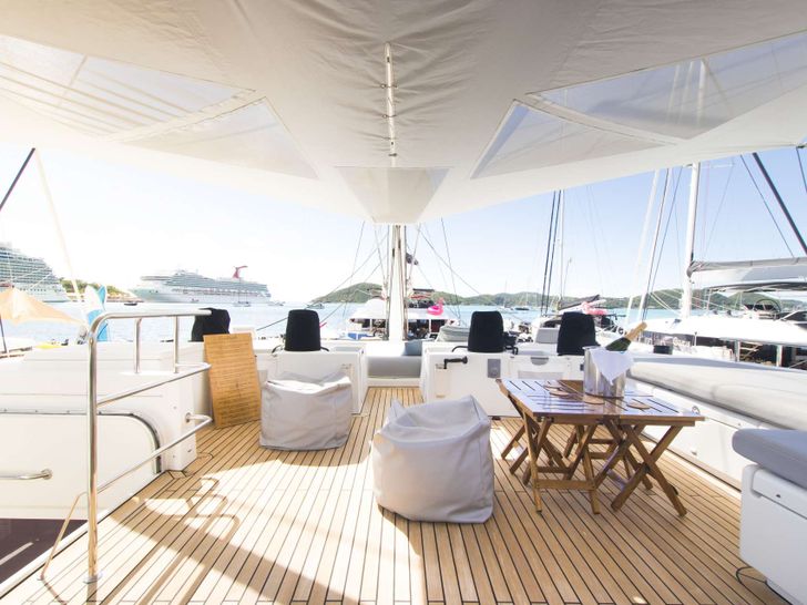 FOXY LADY Lagoon 620 - flybridge seating FOXY LADY Lagoon 620 - flybridge seating