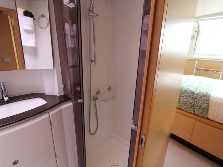 FOXY LADY Lagoon 620 - cabin 1 bathroom FOXY LADY Lagoon 620 - cabin 1 bathroom