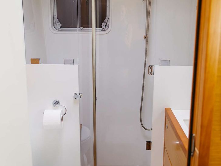 SAIL AWAY Lagoon 620 - cabin 2 bathroom SAIL AWAY Lagoon 620 - cabin 2 bathroom
