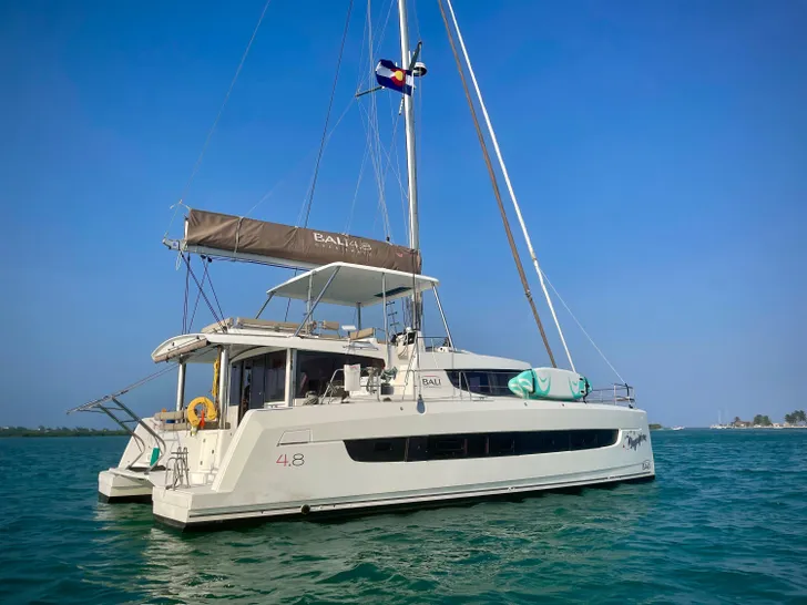 MAGNIFICENT Bali 4.8 - side hull MAGNIFICENT Bali 4.8 - side hull