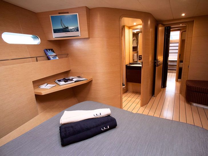 WIZARD - Yacht 2000 24 m,main cabin with bathroom entrance view WIZARD - Yacht 2000 24 m,main cabin with bathroom entrance view