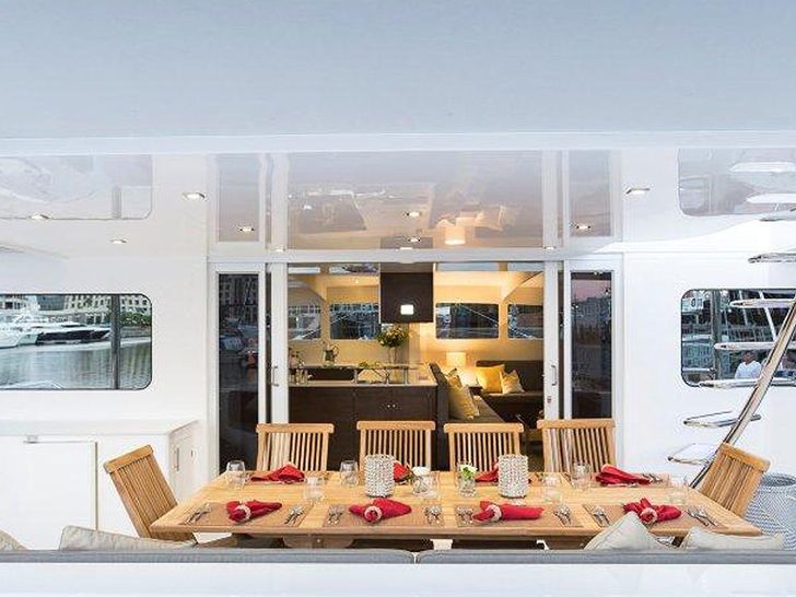 Stern cockpit dining area Stern cockpit dining area
