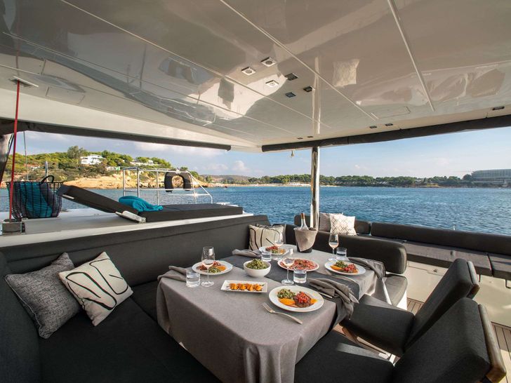 MOYA Lagoon 560 - alfresco dining MOYA Lagoon 560 - alfresco dining