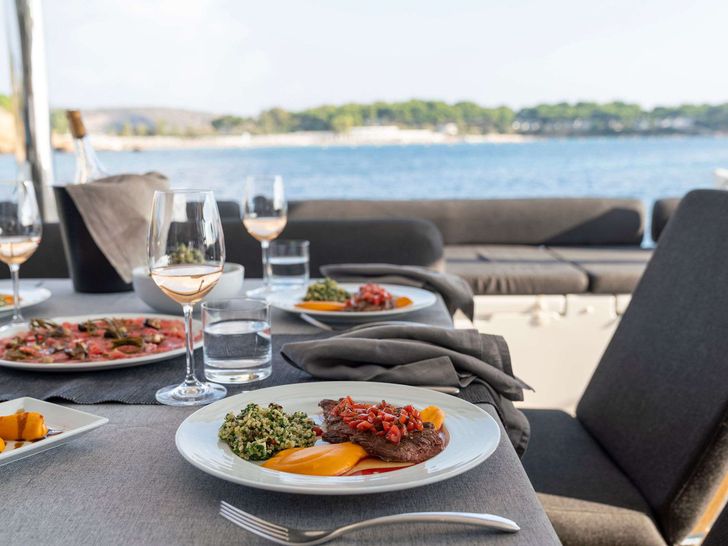 MOYA Lagoon 560 - alfresco dining set up MOYA Lagoon 560 - alfresco dining set up