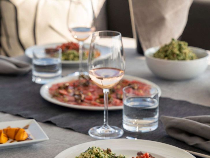 MOYA Lagoon 560 - dining set up MOYA Lagoon 560 - dining set up