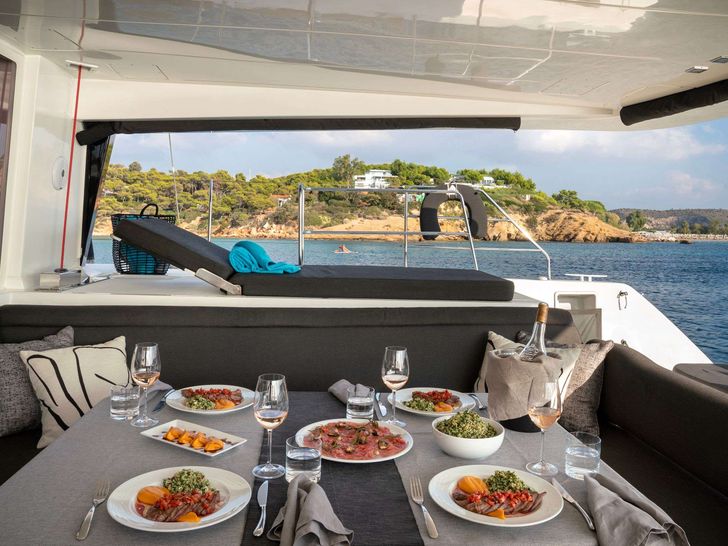 MOYA Lagoon 560 - aft deck dining MOYA Lagoon 560 - aft deck dining