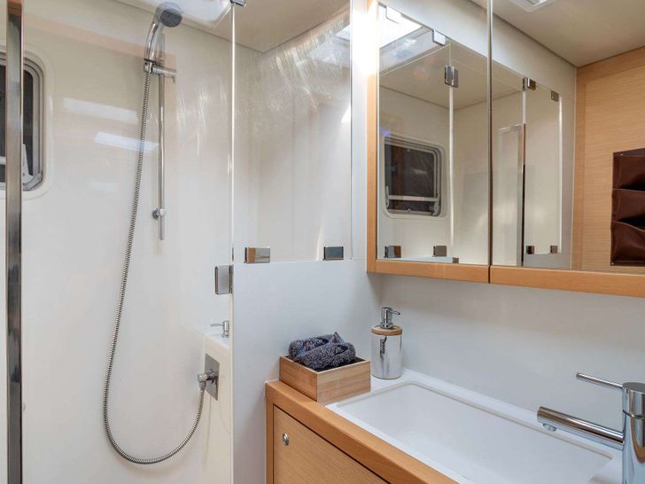 MOYA Lagoon 560 - master cabin bathroom MOYA Lagoon 560 - master cabin bathroom
