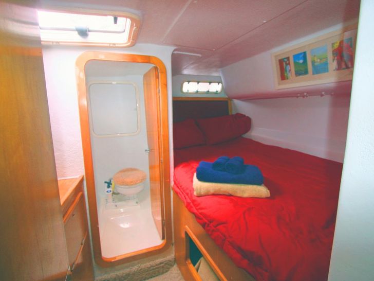 Aft small double cabin + bathroom