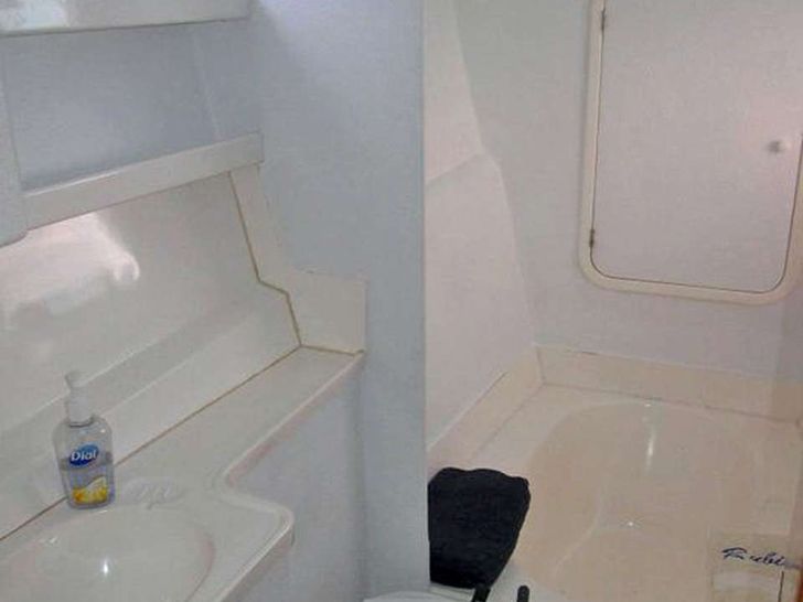 Bathroom + tub/shower