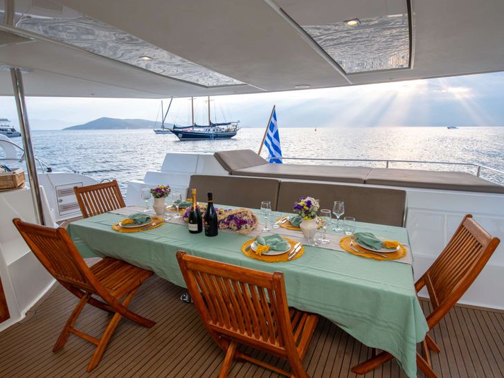 HIGHJINKS Fountaine Pajot Sanya 57 - aft dining set up HIGHJINKS Fountaine Pajot Sanya 57 - aft dining set up