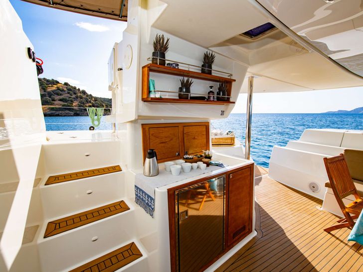 HIGHJINKS Fountaine Pajot Sanya 57 - aft deck kitchenette HIGHJINKS Fountaine Pajot Sanya 57 - aft deck kitchenette